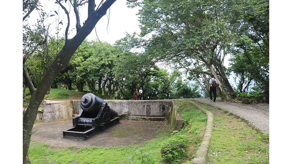 隱於半山頭的砲台群是曾經 抵禦英、法等國襲擊的遺跡。